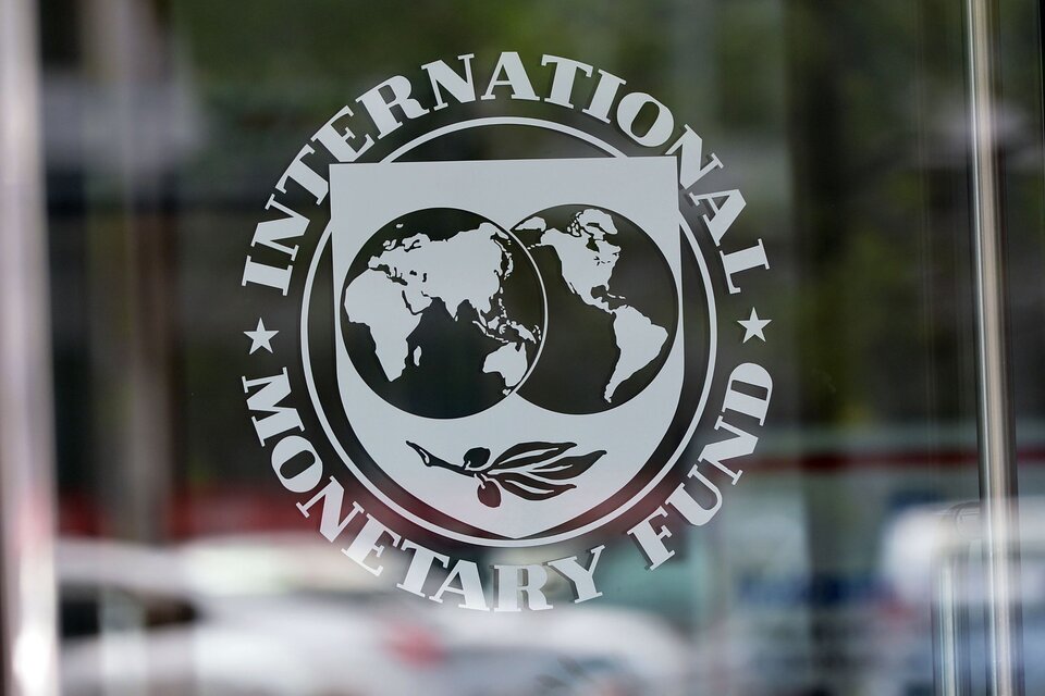 El FMI confirmó la aprobación de la octava revisión y destacó que la Argentina mostró resultados "mejores de lo esperado"