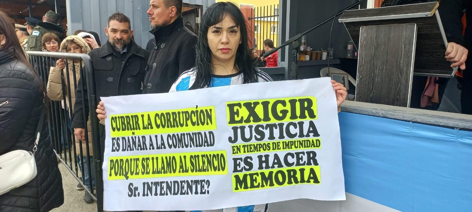 Romina Cirigliano, con el cartel con el que se acercó al intendente Vuoto.