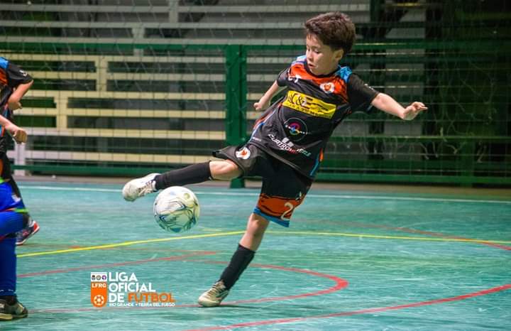 Liam Barrientos, talentoso jugador de 9 años del club Unión Santiago de Río Grande.