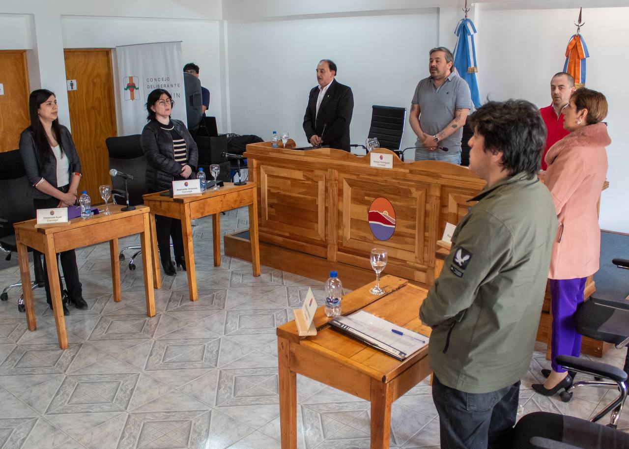 Cuerpo de concejales en Sesión Ordinaria en la instalaciones del Concejo Deliberante de la ciudad de Tolhuin.