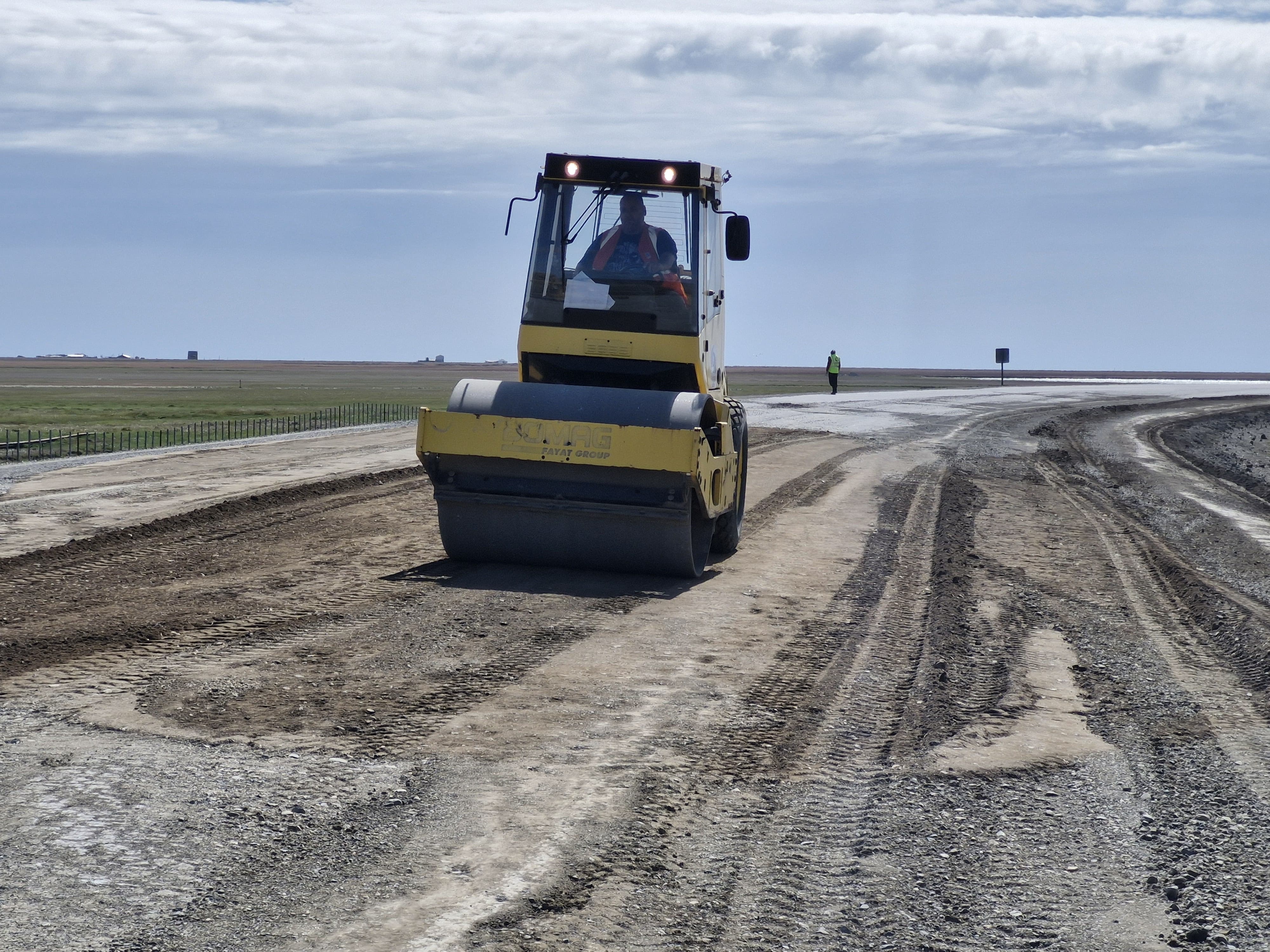 Las máquinas sólo desparraman tierra en los baches y huellones.