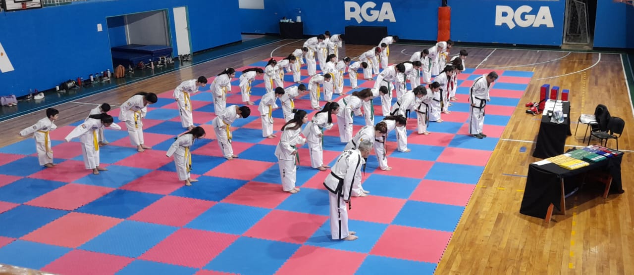 84 alumnos rindieron examen de cinturones de colores