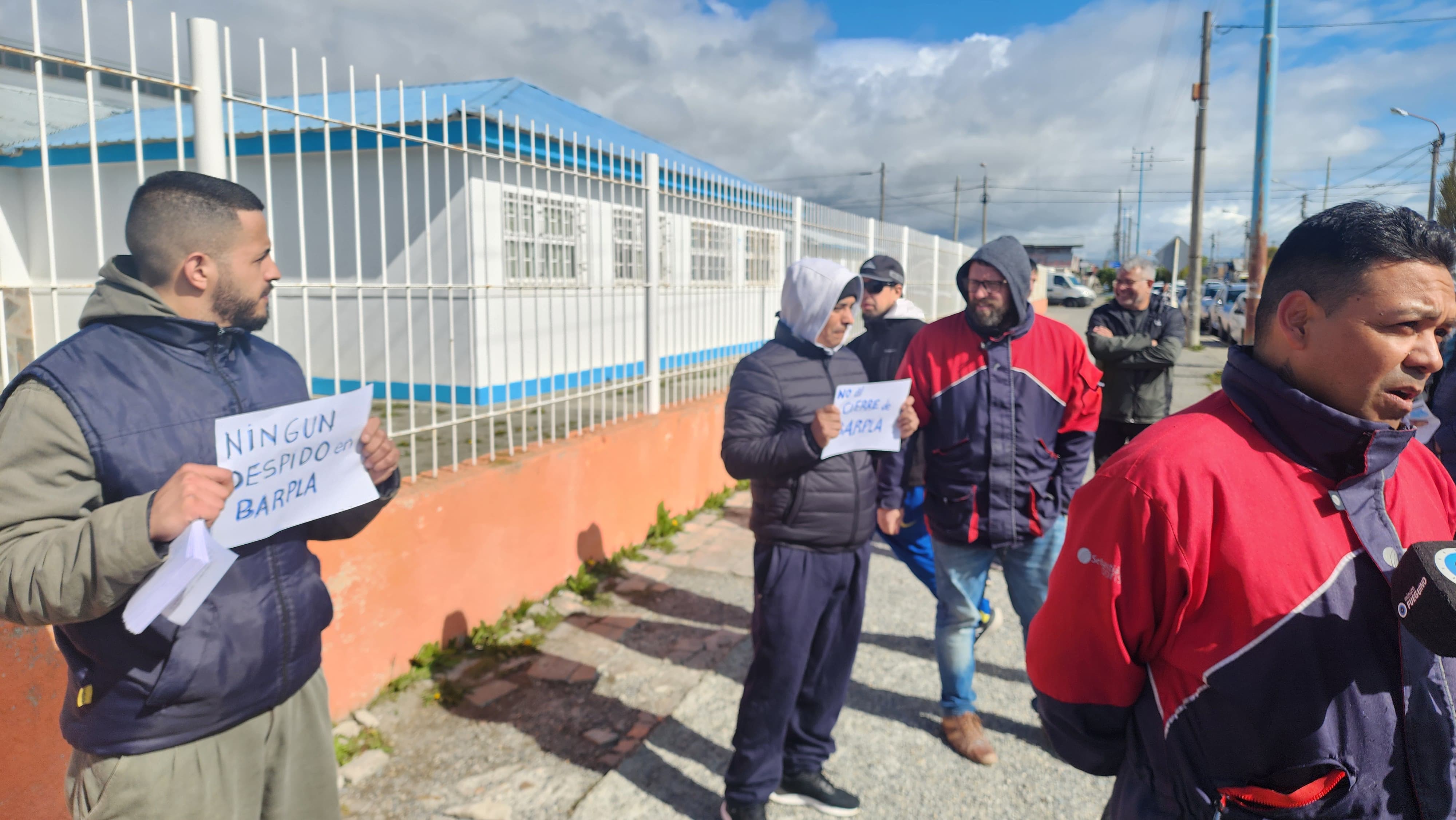 Trabajadores de Barpla se manifiestan frente a la delegación del Ministerio de Trabajo.