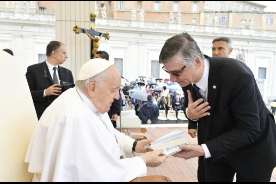 Le entregué de un ejemplar al Papa Francisco.