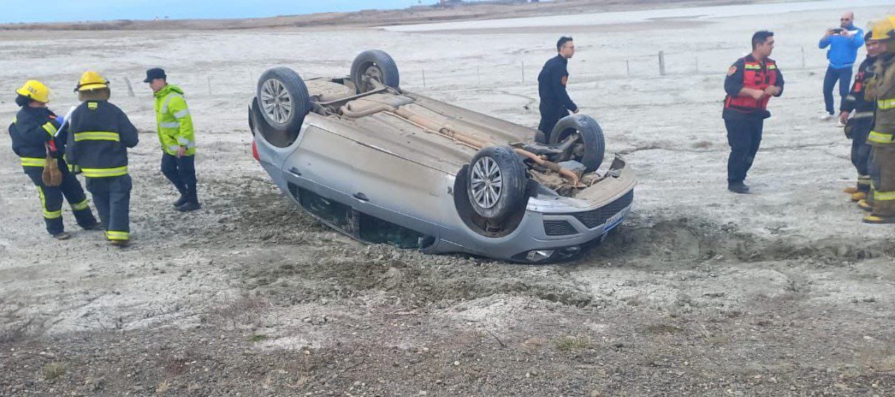 Perdió el control de su auto y lo volcó