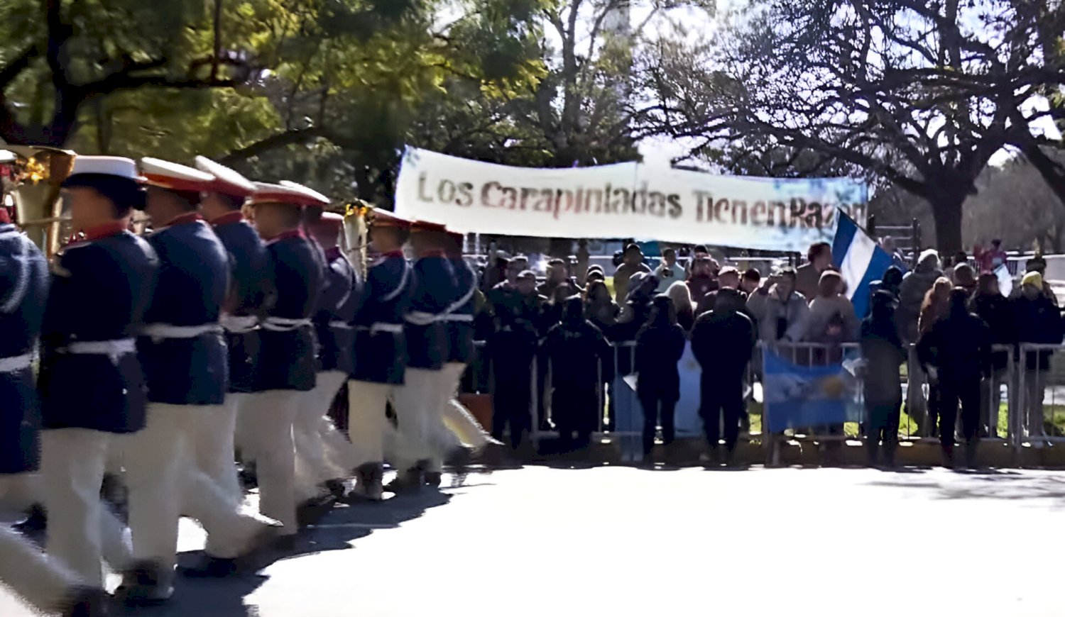 Durante el desfile militar del 9 de julio de 2024, en la Avenida del Libertador, un grupo de personas desplegó una bandera argentina con la inscripción: "Los carapintadas tienen razón".