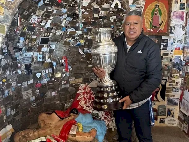 Chiqui Tapia llevó la Copa América a la Difunta Correa.