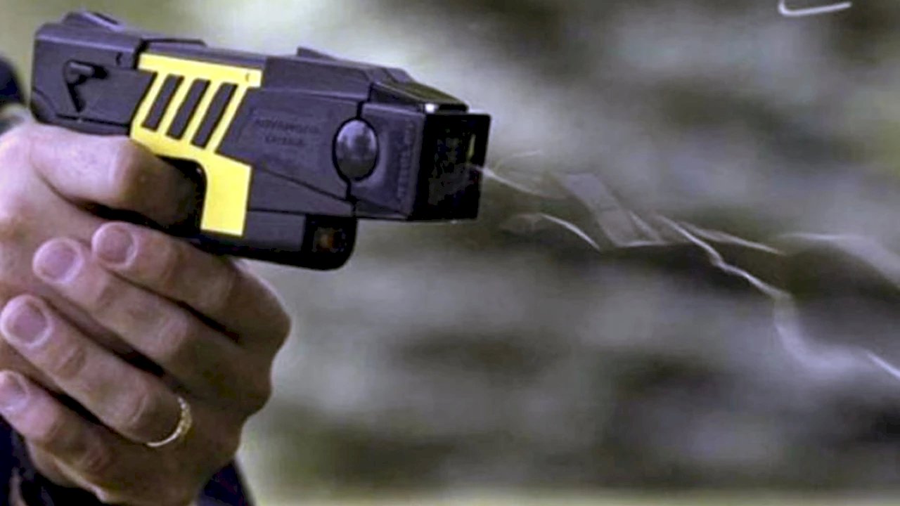 Habilitan el uso de pistolas taser para reducir a agresores y delincuentes.