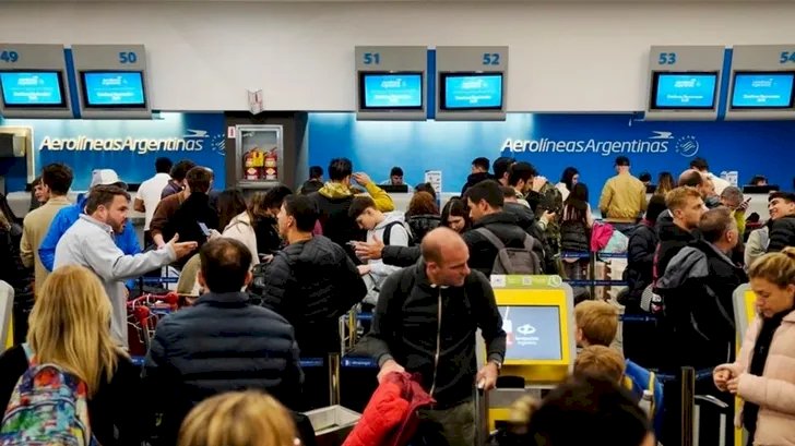 El paro de pilotos afecta a 15 mil pasajeros y más de 150 vuelos.