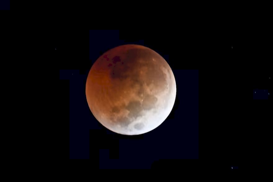 Hoy se podrá observar un eclipse lunar en todo el país