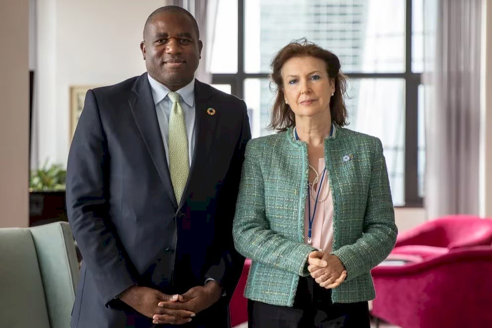 La canciller argentina Diana Mondino y el secretario de Relaciones Exteriores británico, David Lammy,