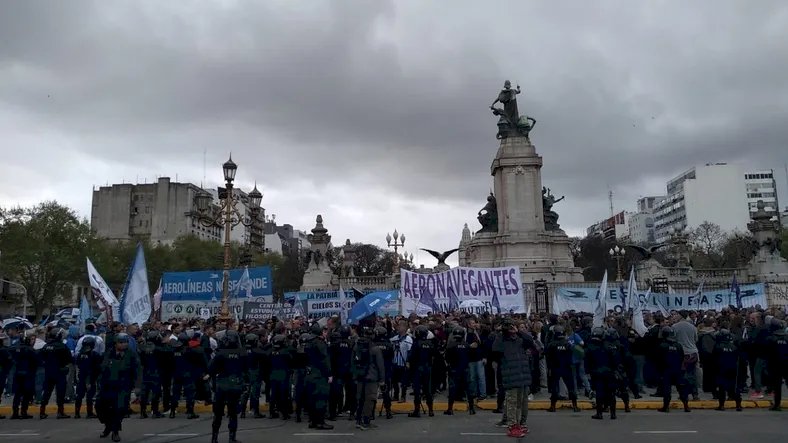 Gremios del transporte y trabajadores aeronavegantes protestan, desde temprano, frente al Congreso .