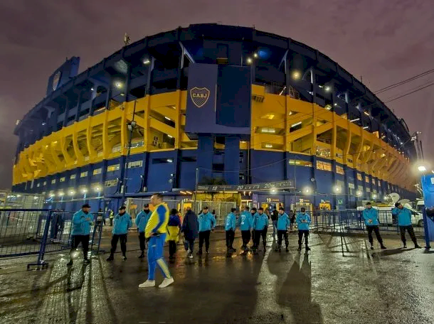 El Estadio Alberto J. Armando, conocido popularmente como la Bombonera, es un recinto deportivo propiedad del Club Atlético Boca Juniors, ubicado en la ciudad de Buenos Aires, Argentina.