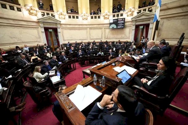 Seis empleados del Senado fueron descubiertos mirando una película en horario laboral, por lo que decidieron suspenderlos sin goce de sueldo.