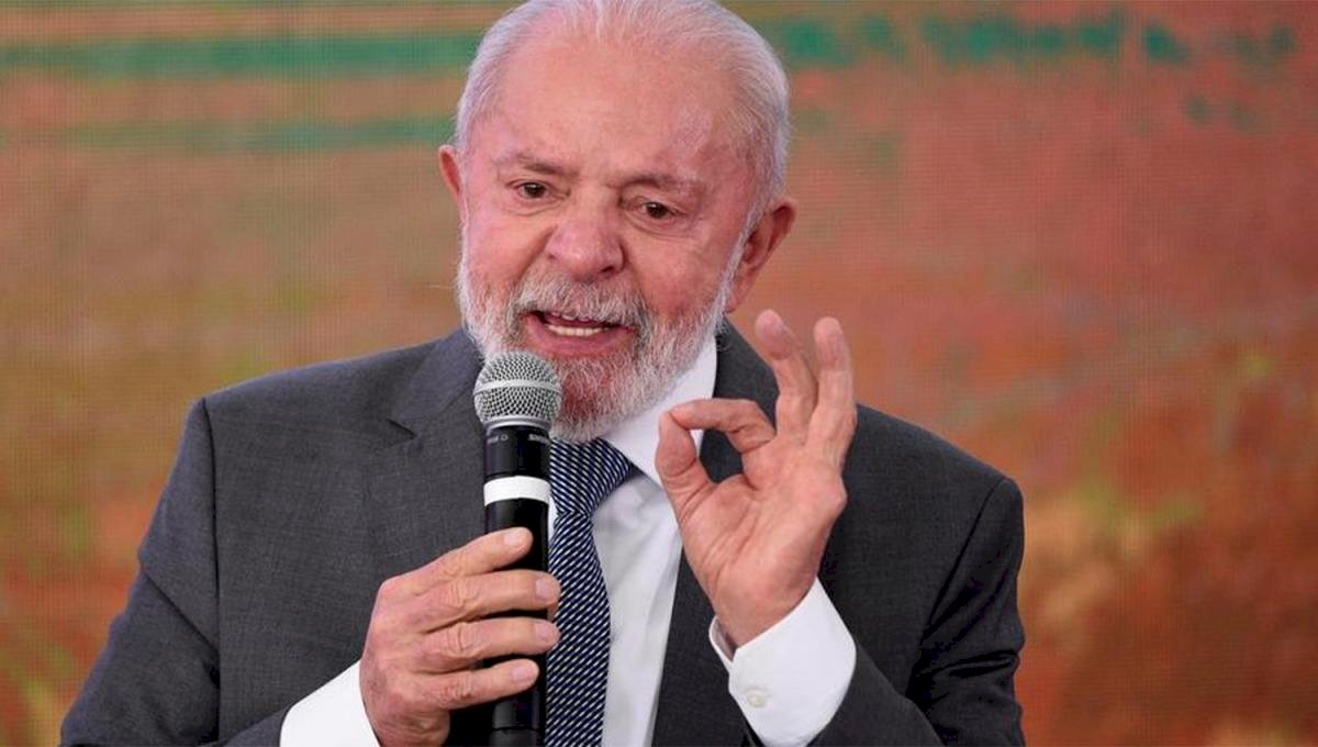 El presidente de Brasil, Luiz Inácio Lula da Silva, firmó un proyecto de ley que prohíbe el uso de celulares en todas las escuelas del país.