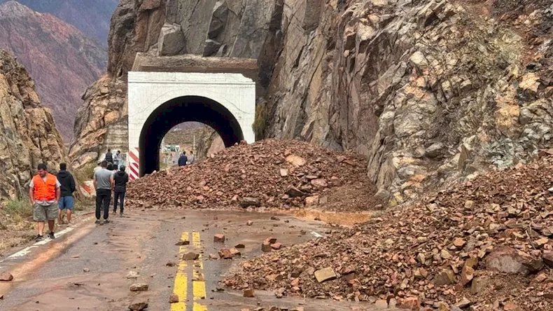 Tras el temporal en Mendoza, cinco aludes dejaron intransitables varias rutas y caminos.