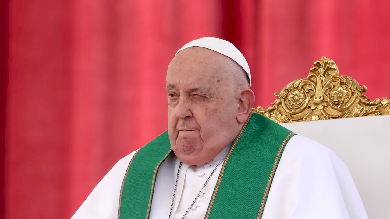 El Vaticano confirmó este martes que el papa Francisco tiene neumonía bilateral y que su estado clínico es "complejo".