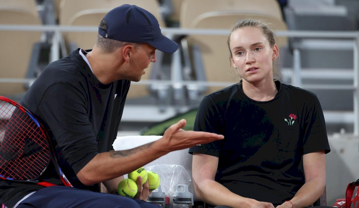 El técnico croata de 37 años Stefano Vukov fue inhabilitado por violar el código de conducta de la Asociación de Tenis Femenino. Se conoció que mantenía un vínculo con su pupila Elena Rybakina.