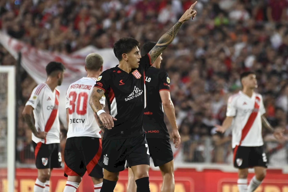 Estudiantes venció a River y es el nuevo lider de la Zona A