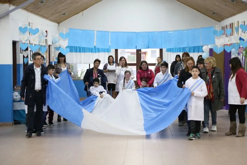 El concejal Rossi participó de la promesa a la bandera que hicieron los Alumnos 