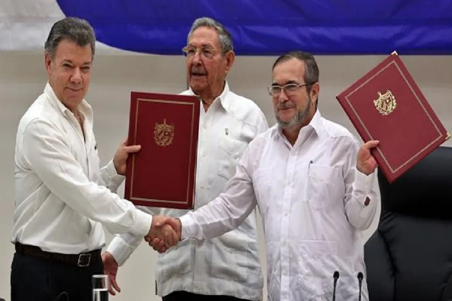 Histórico: El gobierno colombiano y las FARC firmaron el cese definitivo del fuego