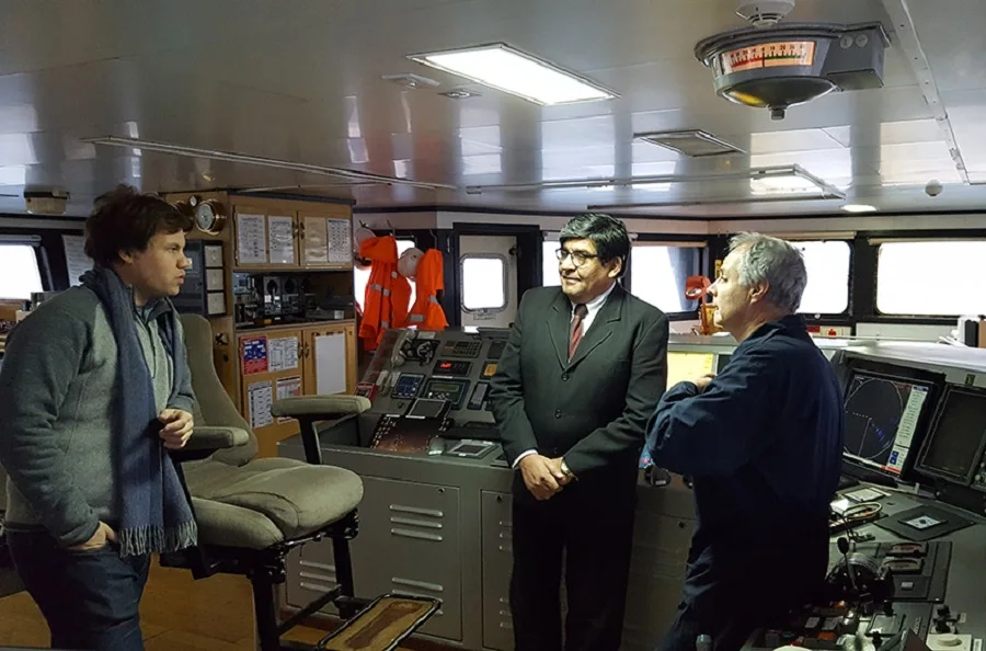 El vicegobernador Arcando visitó el barco Pesquero San Arawa II