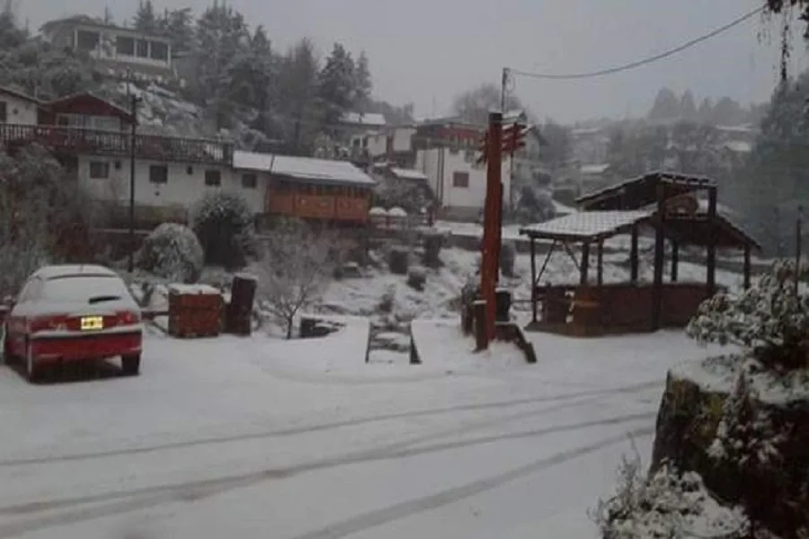 Rescatan a un centenar de personas por fuertes nevadas