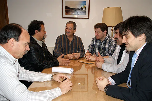 Funcionarios municipales y de la ASOEM, durante la reunión.