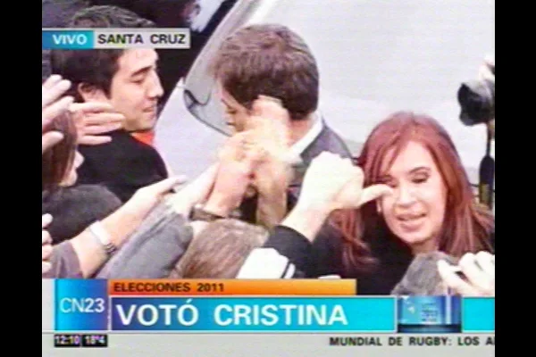 Cristina Fernández saluda a la gente que se acercó a alentarla. (Imagen: Captura de TV CN 23)