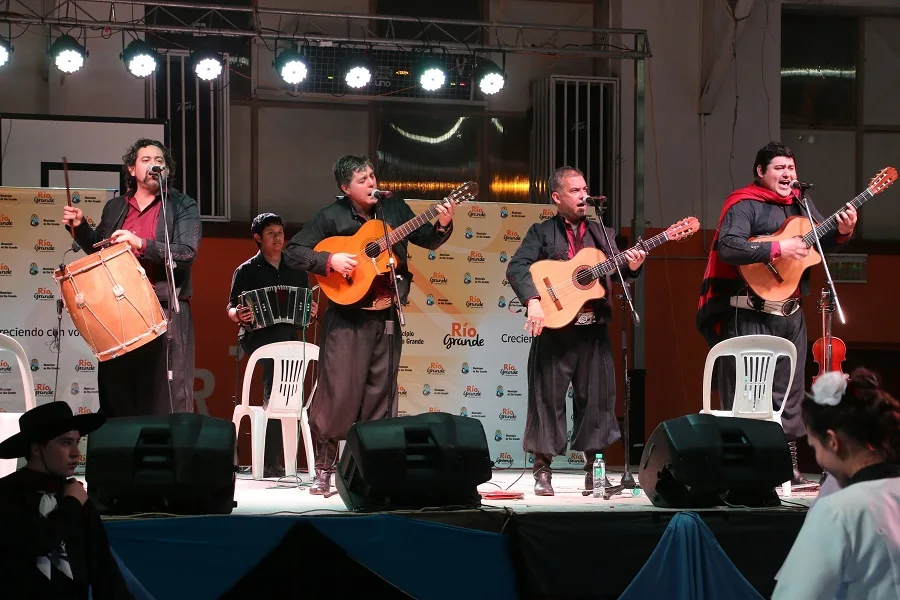 Encuentro folklórico "Día de la independencia" en el gimnasio de la margen sur