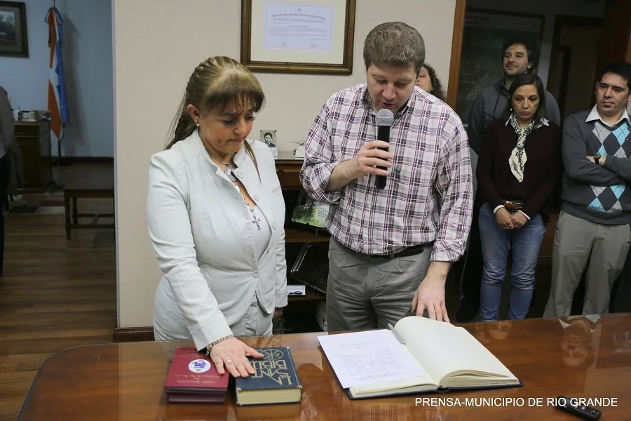 El intendente Melella tomó juramento a la profesora Gabriela Castillo 