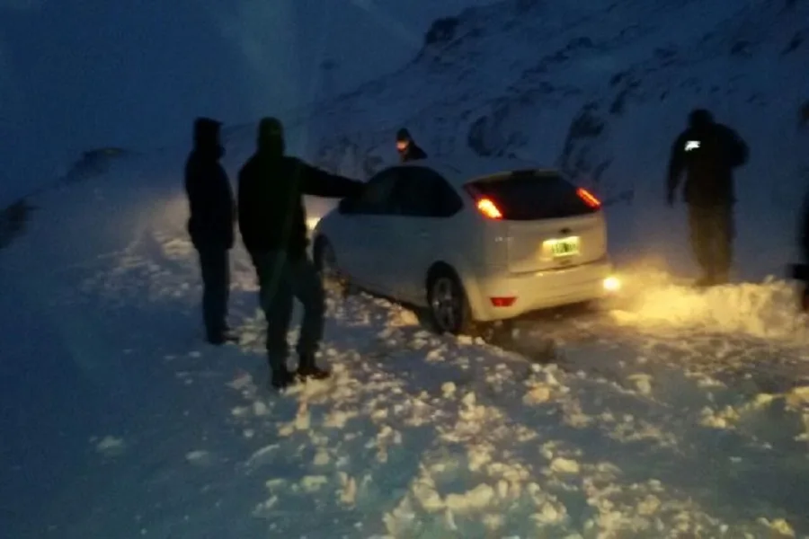 Una familia sobrevivió 25 horas en su auto atrapados por la nieven el norte de Neuquén