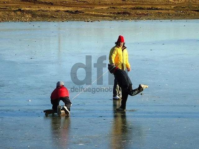  Advierten sobre la peligrosidad de patinar en lagunas naturales