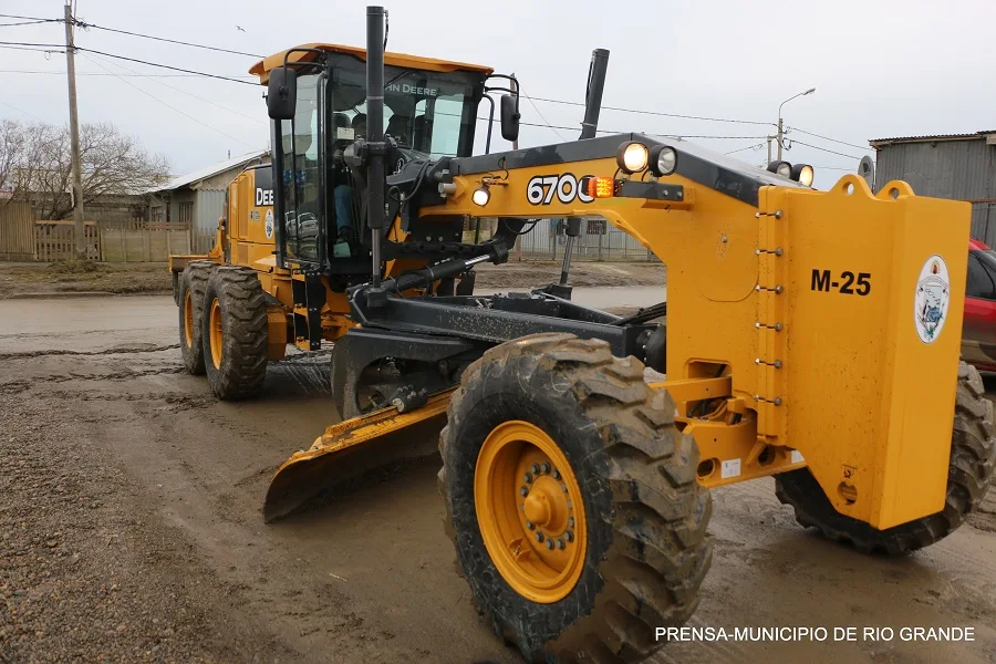 La nueva maquinaria vial municipal opera en la Margen Sur