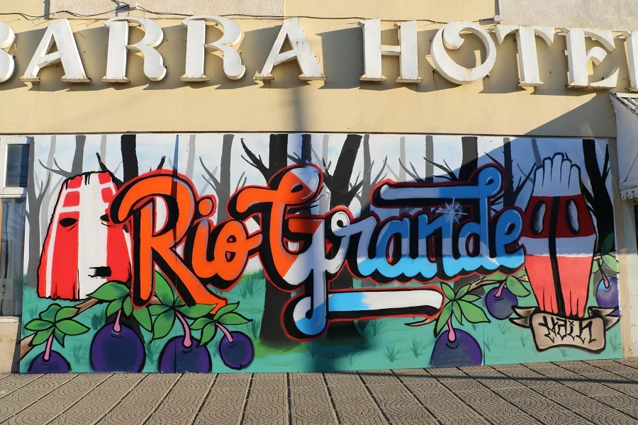 Un mural que embellece el centro de la ciudad de Río Grande