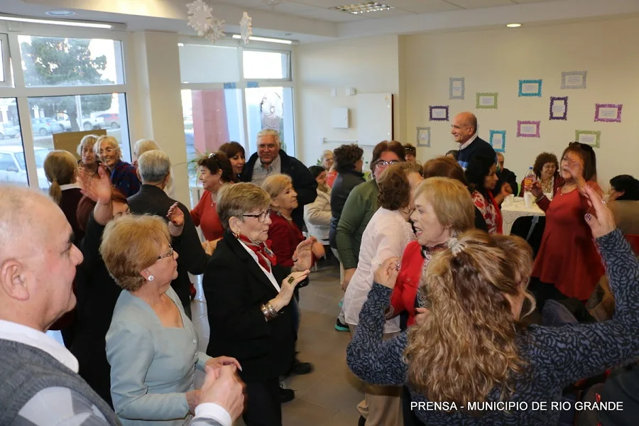 Adultos mayores festejaron el día del abuelo y del amigo con una gran fiesta