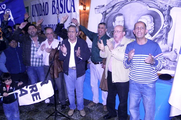 Dirigentes del PJ entontan la Marcha Peronista durante el acto.