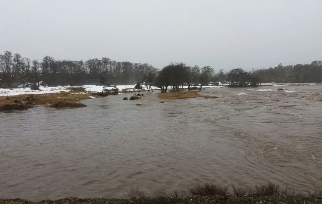 Lluvias: Desbordó un río y quedó cortado el camino a Almanza