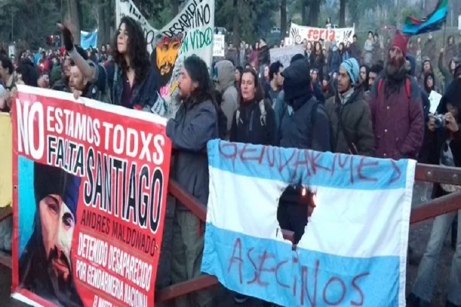 Pro Mapuches queman bandera argentina y vandalizan monumento a Malvinas