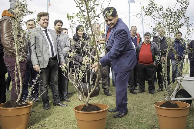 Arcando encabezó el acto de “Plantación del Olivo por la Paz” en Ushuaia
