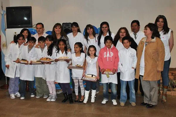 Alumnos, docentes y funcionarios durante la visita la Museo Municipal.