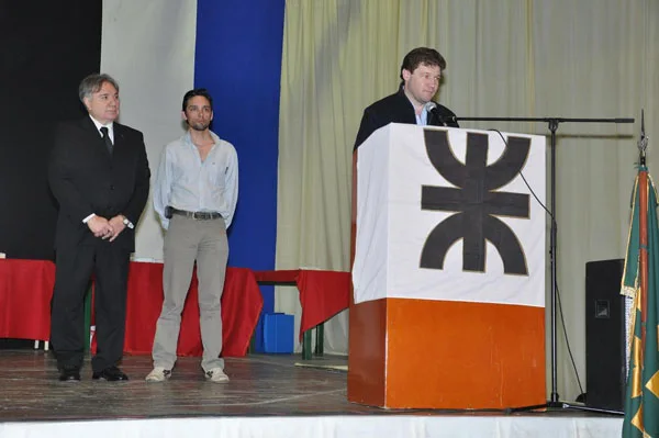 Gustavo Melella, al momento de brindar su discurso en la Colación de Grado de la UTN.