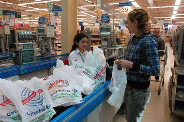 Las bolsas degradables ya no se permitirán en supermercados y comercios.