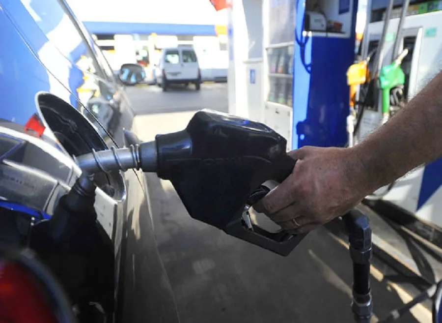Estaciones de servicio de todo el país analizan dejar de cobrar la nafta con tarjetas