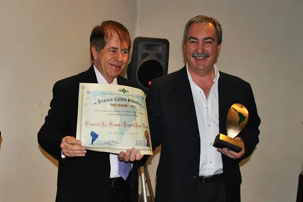 Jorge Martín junto a Fernando Barbosa, quien entregó el premio de ABIQUA.