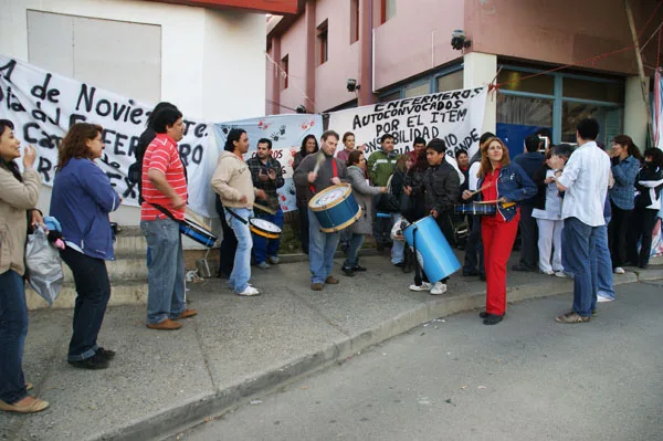 Se abre canal de diálogo y los enfermeros deciden levantar las carpas