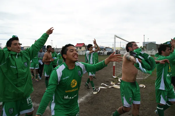 Los jugadores de Camioneros celebran tras la agónica victoria.