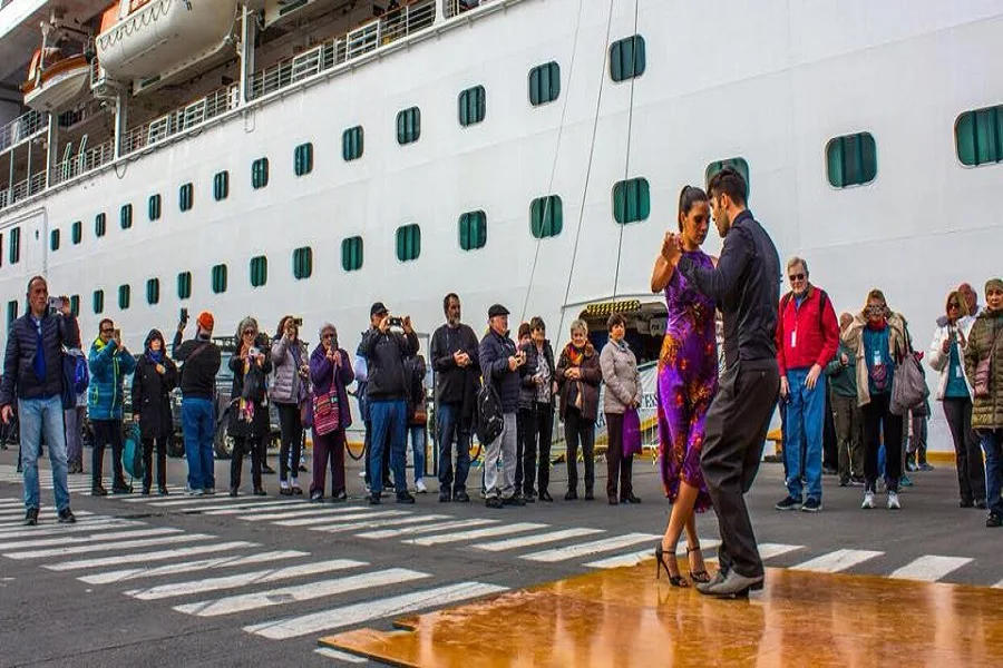 Turistas fueron recibidos en el puerto de Ushuaia a puro tango