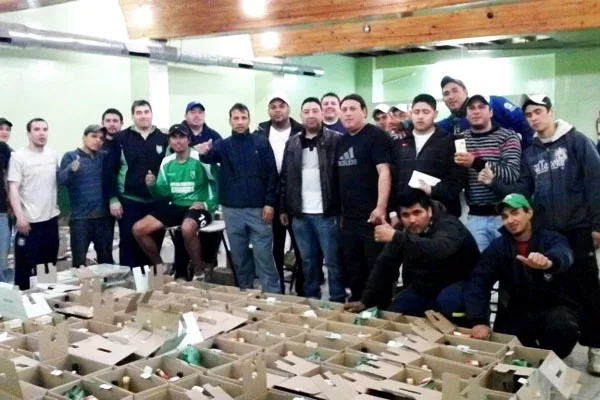 Miembros del Sindicato de Camioneros junto a las cajas que serán entregadas.