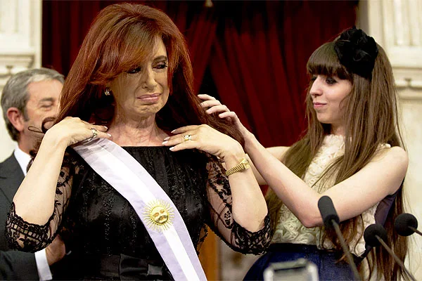 Cristina Fernández, emocionada, reciba la banda de parte de su hija.